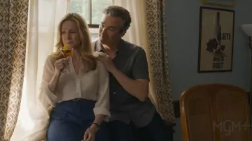 Hugo Boss Blusa de corte regular usada por Kristen Forrest Bean (Laura Linney) tal como se ve en American Classic (S01E01)