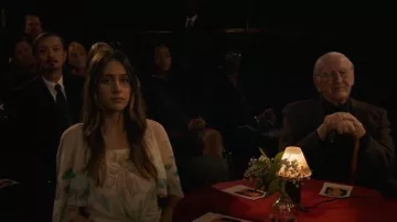 Vestido Maxi de manga mariposa superpuesta transparente de los años 70 Mercari usado por Miranda Bean (Nell Verlaque) tal como se ve en American Classic (S01E02)