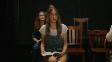 Camiseta de manga corta de J Crew Pointelle llevada por Miranda Bean (Nell Verlaque) tal como se ve en American Classic (S01E05)