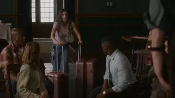 Vaqueros Windsor Trendy Club Lace-Up Straight-Leg usados por Nadia Romanova (Elise Kibler) como se ve en American Classic (S01E07)