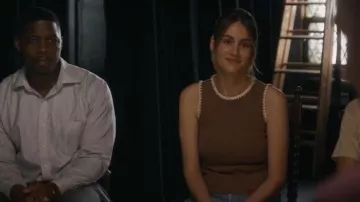 Blush rosa, camiseta sin mangas bordada en contraste con acanalados y colores rosa, que lleva Polly (Nell Verlaque) como se ve en American Classic (S01E07)