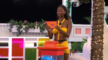 Vestido de las Esporas Lavesti que lleva Trinity Tatum visto en Love Island USA (S08)