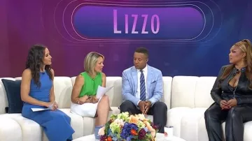 Vestido Rosetta Getty Crinkle Sheath usado por Kaylee Hartung en hoy, 5 de junio de 2026