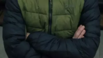 Veste rembourrée portée par Leo (Alan Cumming) en Tip Toe