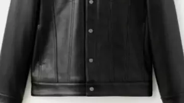 Veste en cuir portée par Leo (Alan Cumming) à Peak Toe
