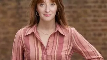 Chemise rayée Tip Toe Stephanie Dale portée par Stephanie (Elizabeth Berrington) telle que vue dans Tip Toe (S01E05)