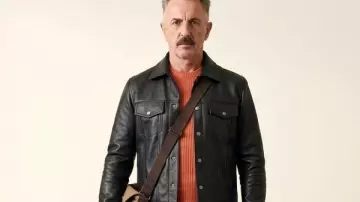 Veste en cuir Tip Toe Alan Cumming portée par Leo (Alan Cumming) telle que vue dans Tip Toe (S01)