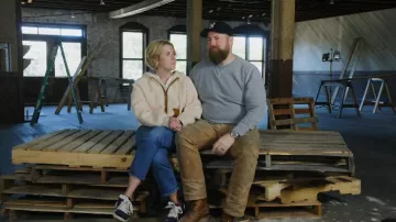 Chaqueta con capucha con capucha de forro polar y recursos Madewell que lleva Erin Napier, como se ve en Home Town: Inn This Together (S01E04)