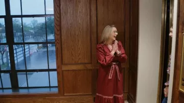 &Merci Vestido bordado que lleva Mallorie Raspberry tal como se ve en Home Town: Inn This Together (S01E04)