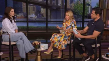 Gabriela Hearst Meyers camisa de manga larga llevado por Kelly Ripa, visto en DIRECTO con Kelly y Mark el 8 de junio de 2026