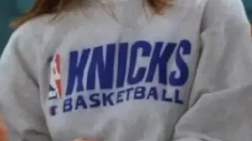 Sudadera de los Knicks que lleva Rachel Greenstadt en Friends: Una Rachel mezquina no quiere ir a la fiesta de Ross (Clip de la temporada 3) | TBS