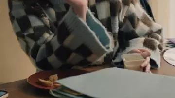Pull à blocs de couleurs porté par (Allie Aylott) en Tip Toe