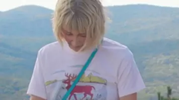 Las Cuatro Temporadas S02 Camiseta de Buck y Una Cerveza de Anne Pagano (Kerri Kenney-Silver) en Las Cuatro Estaciones