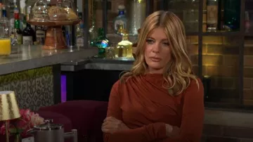 Blusa de L'Académie Tullah llevada por Phyllis Summers (Michelle Stafford) como se ve en The Young and the Restless el 4 de junio de 2026