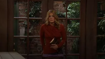 Bolsa de mano metálica True Decadence en bronce usada por Phyllis Summers (Michelle Stafford) como se ve en The Young and the Restless el 4 de junio de 2026