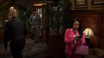 Bolsa de cuero media Michael Michael Kors Laila llevada por Stephanie (Vivica A. Fox) como se ve en The Young and the Restless el 2 de junio de 2026