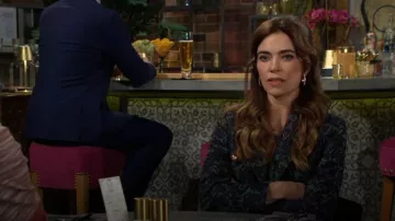 Blazer con motivo corto de París Karl Lagerfeld llevado por Victoria Newman (Amelia Heinle) como se ve en The Young and the Restless el 28 de mayo de 2026