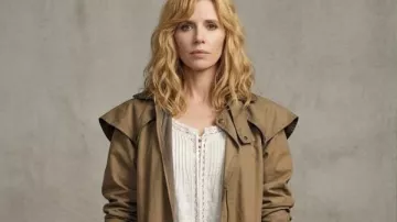 Dutton Ranch Beth Dutton Brown Coat worn by Beth Dutton (Kelly Reilly) as seen in Dutton Ranch (S01)
