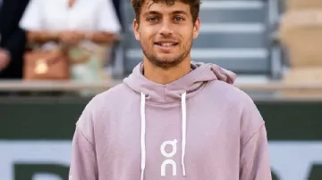 La sudadera Flavio Cobolli del Torneo de Roland Garros 2026 con capucha en Flavio Cobolli es TAQUILLA ????????
