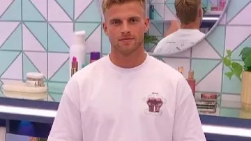 Camiseta gráfica de Love Island UK S13 de Sam Workman vista en Love Island (T13)