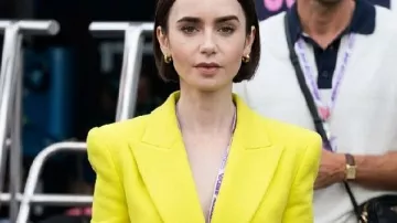 Emily en París Temporada 6 Emily Cooper Americana amarilla usada por Emily Cooper (Lily Collins) tal como se ve en Emily en París (T06)