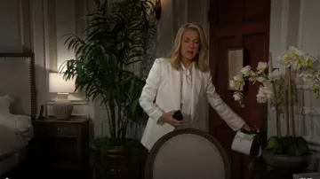 Bolso de hombro Verano Hill Rylee Flair llevado por Victoria Newman (Melody Thomas Scott) visto en The Young and the Restless el 19 de mayo de 2026
