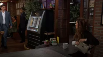 Bolsa clásica JW Pei Lucia con asa superior llevada por Victoria Newman (Amelia Heinle) vista en The Young and the Restless el 19 de mayo de 2026
