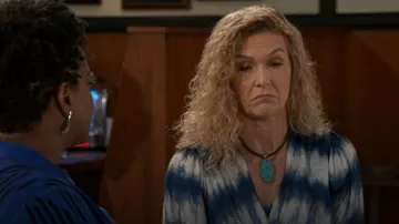 Collar colgante turquesa Atterri llevado por Jan Morgan (Jerri Tubbs) como se ve en Más allá de las puertas (S02E95)