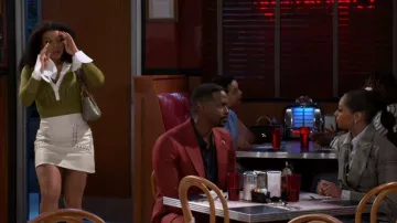 Silencio + Bolso de hombro con tirantes de cadena Noise que lleva Eva Thomas (Ambyr Michelle) como se ve en Más allá de las puertas (S02E94)