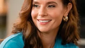 Sweet Magnolias S05 Maddie Townsend camiseta azul con estampado que lleva Maddie Townsend (JoAnna Garcia) tal como se ve en Sweet Magnolias (T05)