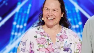 America's Got Talent S21 Cárdigan de mariposa Tracy con estampado floral tal y como se ve en America's Got Talent