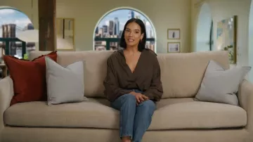 Traje de camisa oversized boyfriend de Norma Kamali llevado por Danielle Olivera tal como se ve en In the City (S01E03)