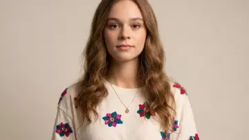 Cada año después de 2026, la camiseta floral de Percy Fraser lleva Percy Fraser (Sadie Soverall), como se ve en Every Year After
