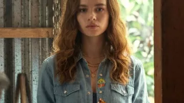 Percy Fraser Cada año Después de la camisa vaquera bordada con champiñones que lleva Percy Fraser (Sadie Soverall) como se ve en Every Year After (S01)