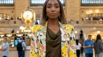 Traje estampado de Sweet Magnolias S05 Helen Decatur que lleva Helen Decatur (Heather Headley) como se ve en Sweet Magnolias (T05)