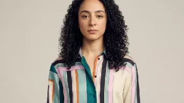Aurora Perrineau Cada año Después de la camisa de seda que lleva Chantal (Aurora Perrineau) como se ve en Cada año después (S01)