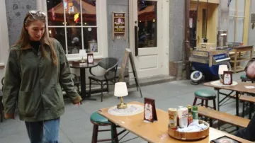 Chaqueta de granero verde Dairy Boy llevada por Amanda Batula tal como se ve en In the City (S01E04)