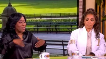 Chaqueta de cuero de las Finales de ESPN llevada por Sunny Hostin vista en The View el 10 de junio de 2026
