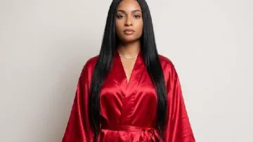 La bata de satén rojo de Hannaha Hall Chi S08 que lleva Tiffany (Hannaha Hall) como se ve en The Chi (S08)