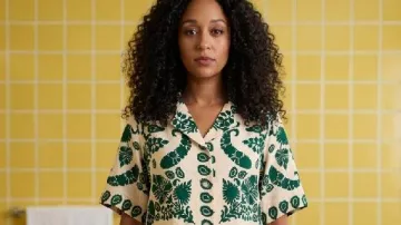 Cada año después de 2026, camiseta floral verde Aurora Perrineau que lleva Chantal (Aurora Perrineau), como se ve en Every Year After (S01)