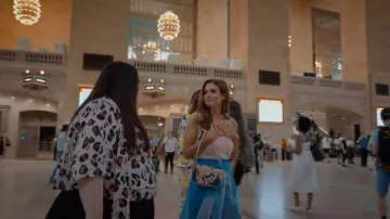 Maeve: La bolsa de cuentas Fiona que lleva Maddie Townsend (JoAnna Garcia) como se ve en Sweet Magnolias (S05E01)