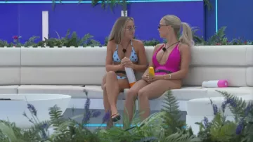 Bikini Golden Hour de White Fox Boutique llevada por Yasmin Hadlow como se ve en Love Island (S13E03)