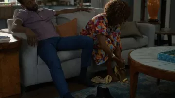 Sandalias de agulgo Ferragamo Ines Suede Stiletto usadas por Helen Decatur (Heather Headley) como se ve en Sweet Magnolias (S05E03)