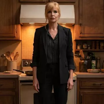 Dutton Ranch 2026 Kelly Reilly Black Blazer worn by Beth Dutton (Kelly Reilly) as seen in Dutton Ranch (S01)