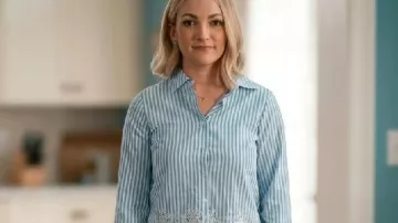 Jamie Lynn Sweet Magnolias S05 camisa de rayas de ojal y popelín usada por Norren Fitzgibbons (Jamie Lynn Spears) tal como se ve en Sweet Magnolias (S05)