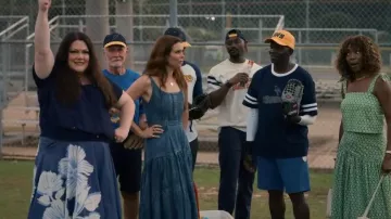 Camiseta Avenue Oceana usada por Dana Sue Sullivan (Brooke Elliott) vista en Sweet Magnolias (S05E04)