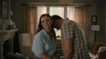 Camisa Staud Gabi que lleva Maddie Townsend (JoAnna Garcia) como se ve en Sweet Magnolias (S05E05)