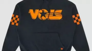 Sudadera Aviator Nation usada por Rae Burrell en Vol Club Confidential | Travesuras en el aeropuerto