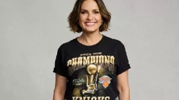 Every Brilliant Thing Mariska Hargitay Champions Knicks T-Shirt as seen in Every Brilliant Thing