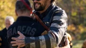 Jason Momoa On the Roam S02 Chaqueta vintage de rayas